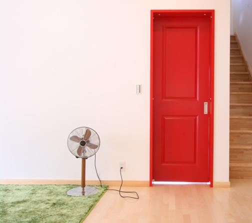 赤いドアと扇風機.jpg